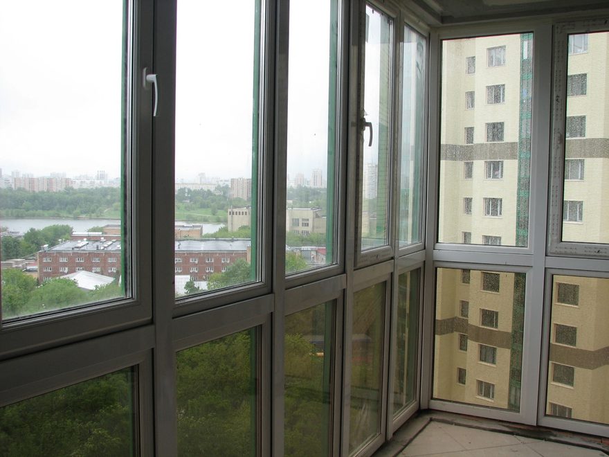 Панорамное остекление балкона — квартира — угловой балкон в пол, Сургут